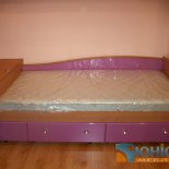 Кровать с выдвижными ящиками и декоративной надстройкой
