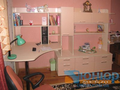 Детская мебель в розово-кремовых тонах