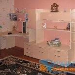 Детская мебель в розово-кремовых тонах